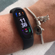 Imagen para el artículo titulado Le regalé a mi madre la pulsera de Xiaomi y ahora sale a caminar todos los días para hacer sus pasos